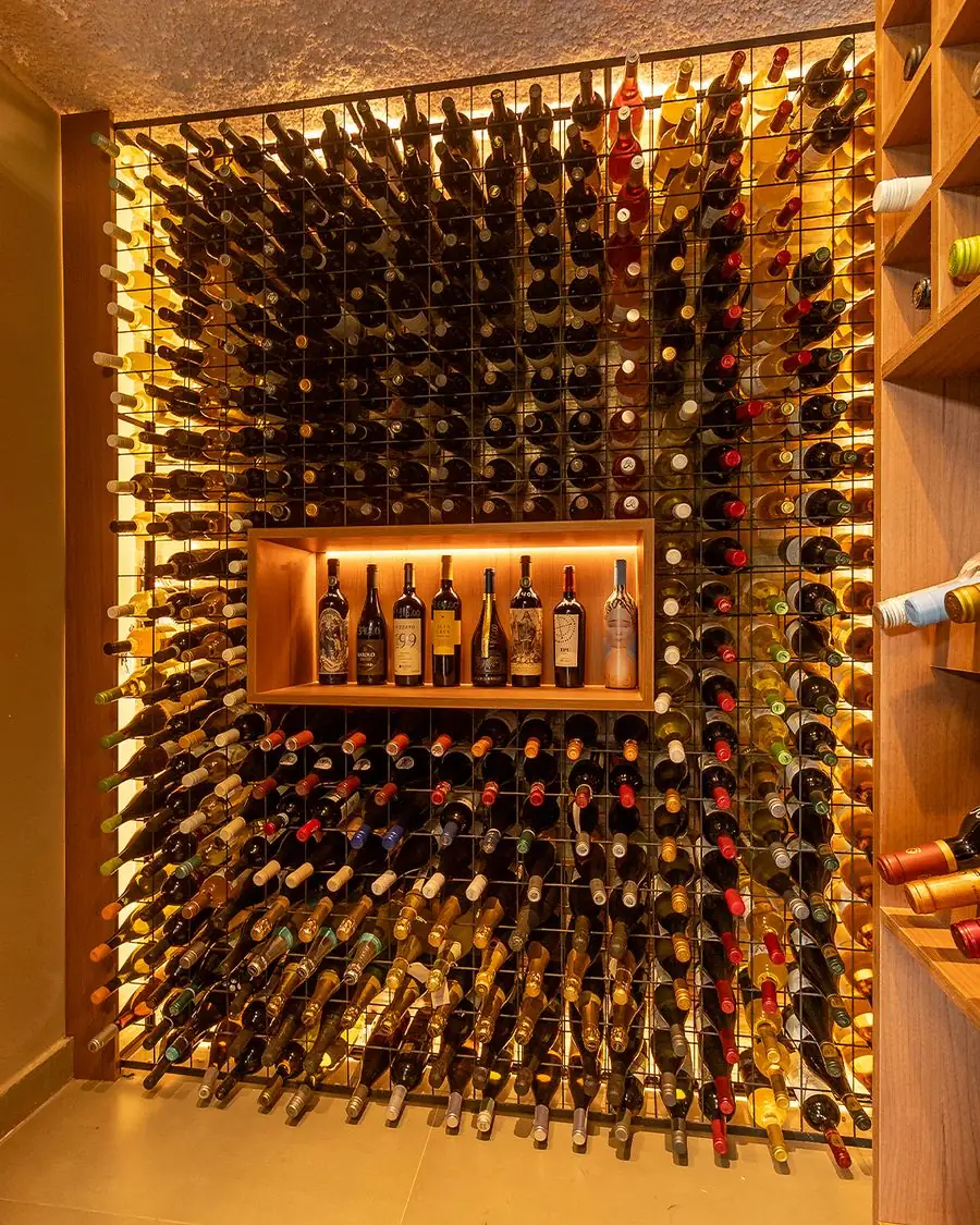Parede de vinhos da adega do Bon Vin