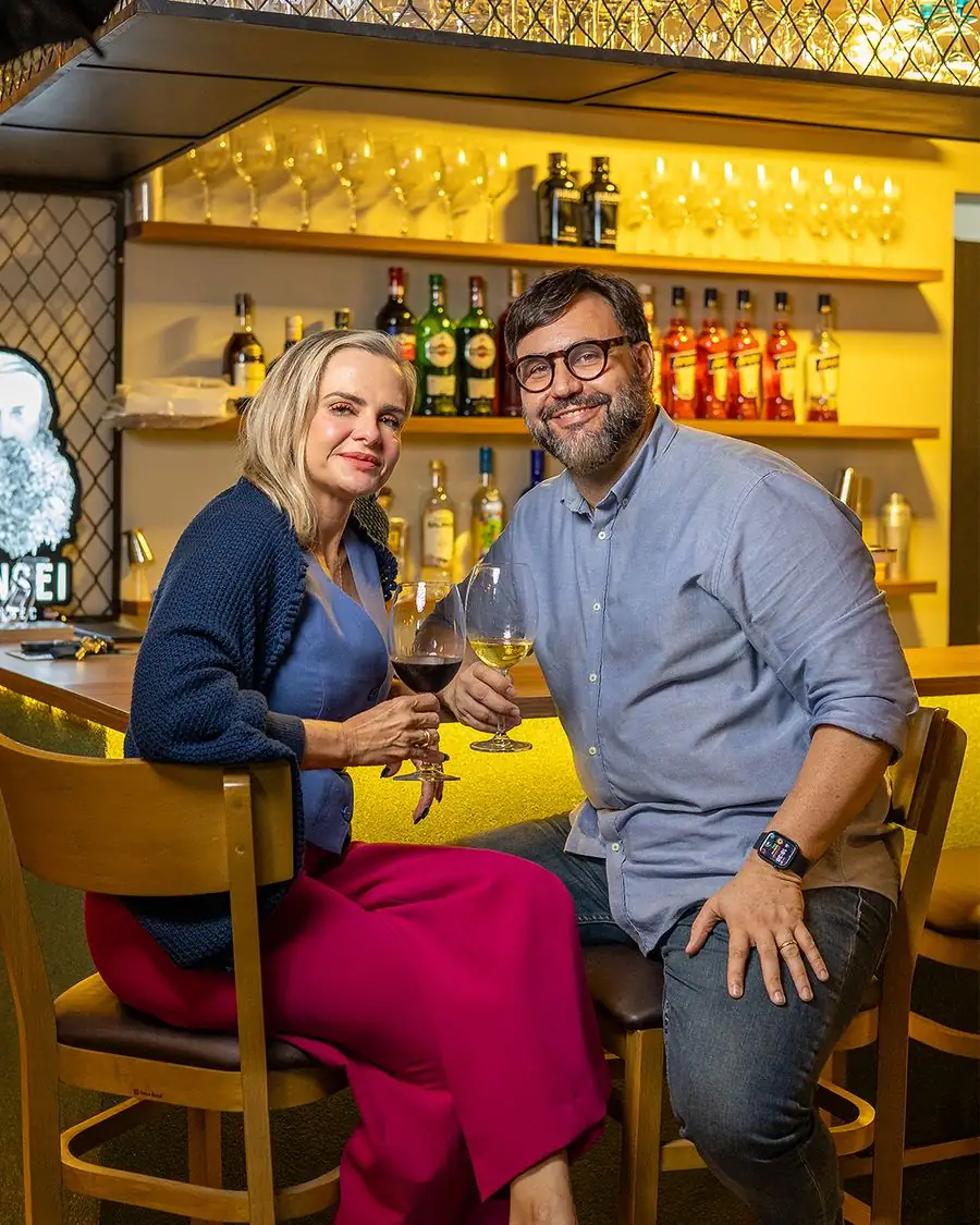 Casal brindando no balcão do Bon Vin