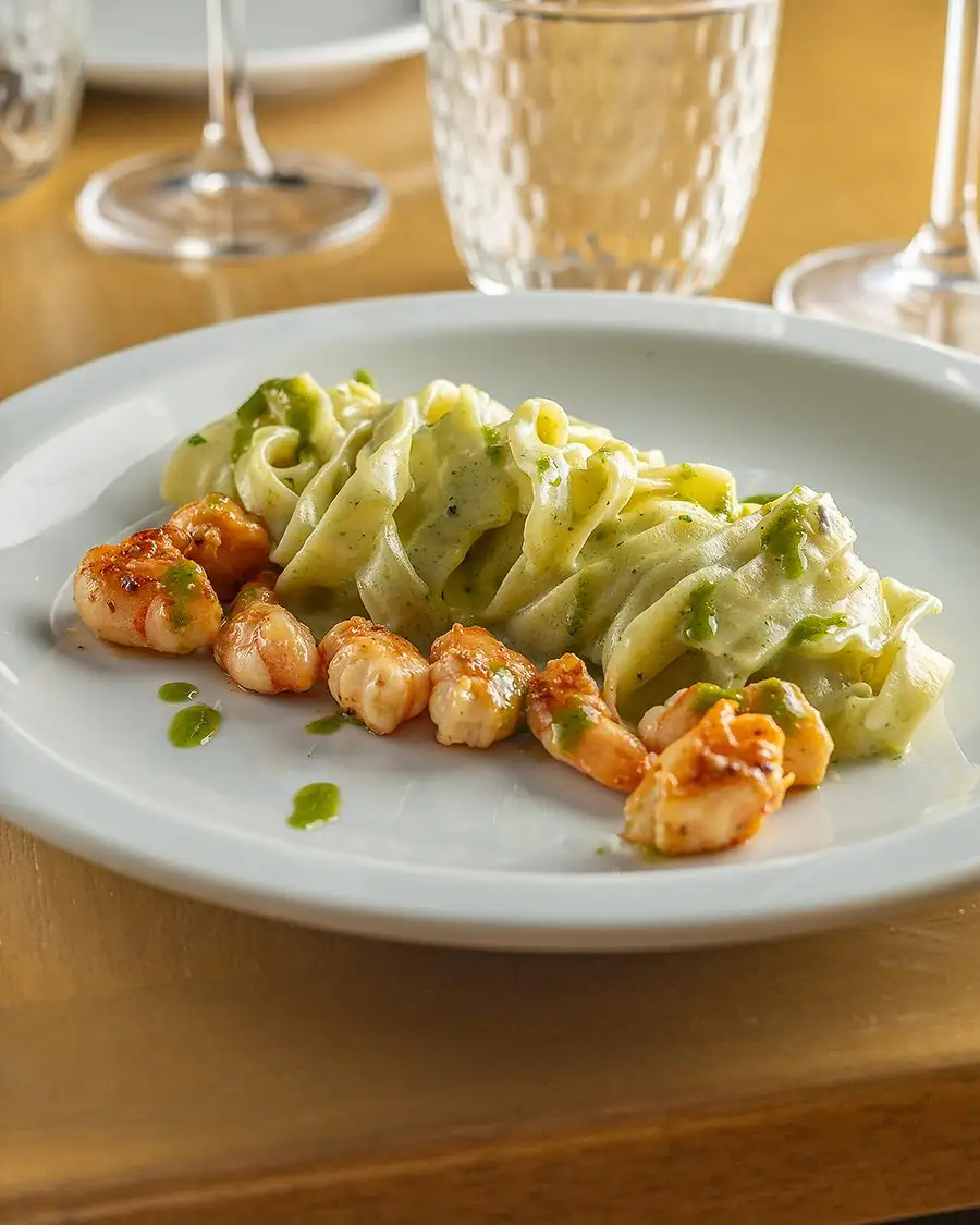 Fettuccine ao pesto com camarões